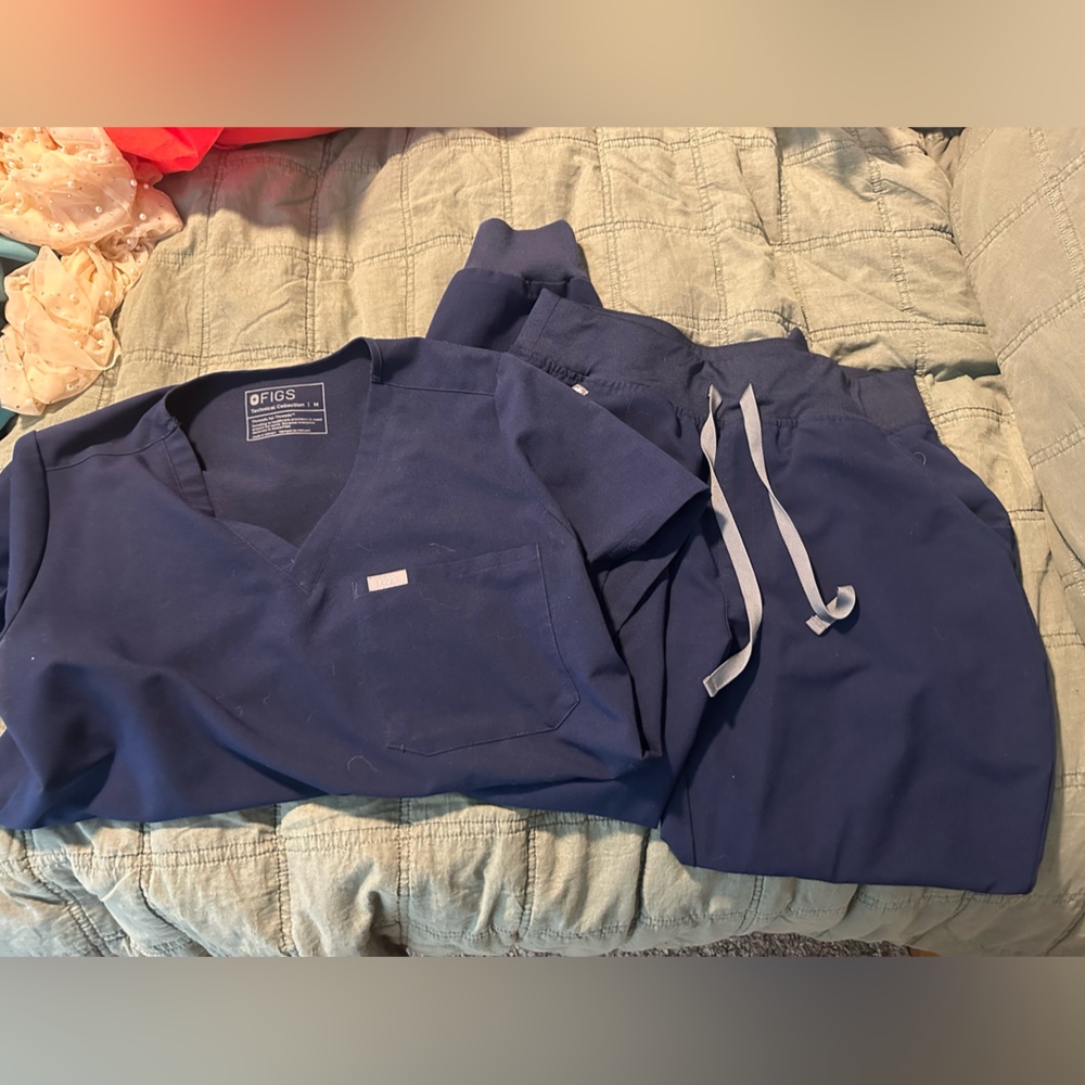 Figs Navy scrubs, Catarina top size M, and high waisted joggers size M-petite